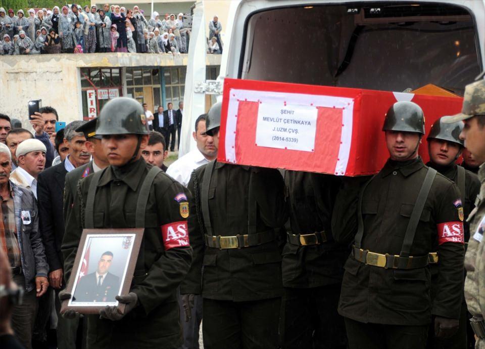 <p>Mardin'in Nusaybin ilçesindeki operasyonda, PKK'lı teröristlerce el yapımı patlayıcının infilak ettirilmesi sonucu şehit olan Jandarma Uzman Çavuş Mevlüt Çetinkaya, Kahramanmaraş'ın Afşin ilçesinde toprağa verildi. </p>