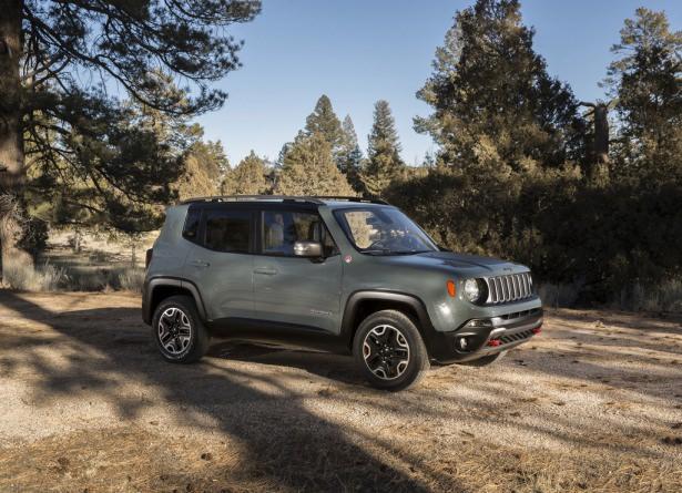 <p>Yeni Renegade tasarımı ile JEEP çizgisinden birazcık ayrılsa da farlarında, stoplarında ve hatta tavanında bile kendi logosunu vurguluyor. Logoya ilham veren bu X şekli eski tip askeri benzin bidonlarından geliyor.</p>
<p> </p>