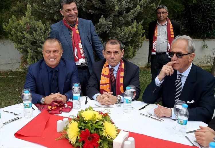 <p>Galatasaray Spor Kulübü Başkanı Dursun Özbek plaket takdimi öncesi "Bugün Mayıs'ın 17'si... Bundan 17 yıl evvel Galatasaray Spor Kulübü her zaman olduğu gibi, her şeye öncü olduğu gibi futbol tarihimizin en büyük kupasını getirdi.</p>
