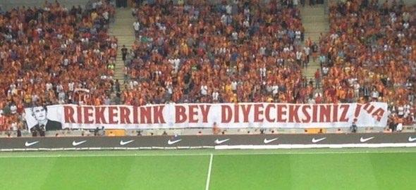 <p>Galatasaray taraftarları teknik direktör Jan Olde Riekerink için pankart açtı.</p>