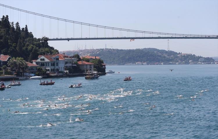 <p>Boğazın güzelliğine güzellik katan yüzücülere güvenlik amacıyla çok sayıda tekne eşlik etti.</p>