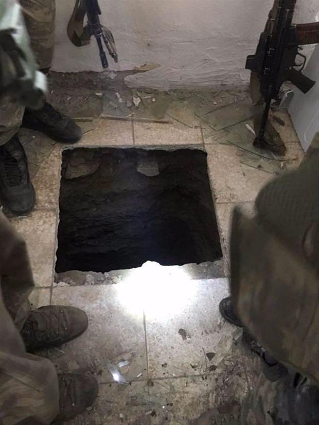 <p>Nusaybin’de terör örgütüne yönelik yürütülen operasyonlarda, teröristlerin vatandaşların evlerine el yapımı bomba tuzakladıkları tespit edildi. PKK’lı teröristler, sivil vatandaşlara ait evlerin duvarlarını delerek açtıkları tünellerde el yapımı patlayıcı üretiyor.</p>

<p> </p>
