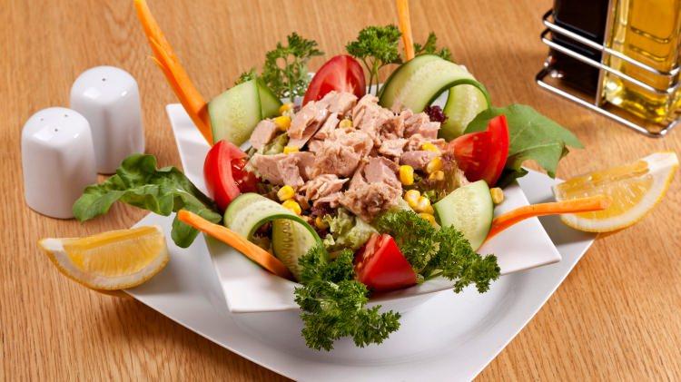 <p>Ton balığı salatası</p>