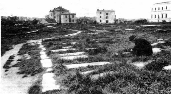 <p> Üzerine İstanbul Radyosu ve birçok otel inşa edilmeden önce Elmadağ Surp Agop Mezarlığı böyle görünüyordu</p>

