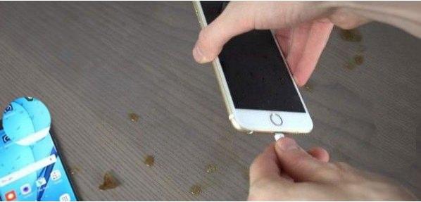 <p>Sonra ilginç bir biçimde telefon açılıyor ve çalışıyor. </p>

<p> </p>
