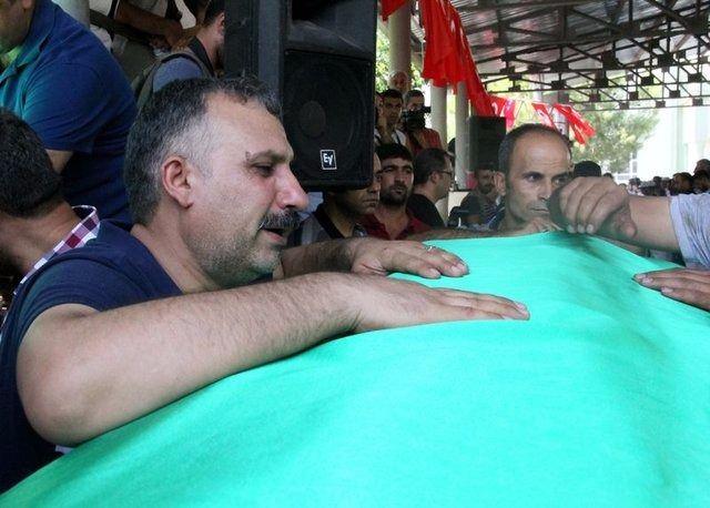 <p>Patlamada yaralanan damat Nurettin Akdoğan ile gelin Besna Akdoğan taburcu olurken, acılı gelin yakınlarına sarılıp “Düğünümüzü kana çevirdiler” diye feryat etti. Sürekli ağlayıp baygınlık geçiren gelin ve damat bir süre sonra yeniden hastaneye kaldırıldı, müdahalenin ardından tekrar eve götürüldü. </p>

<p> </p>
