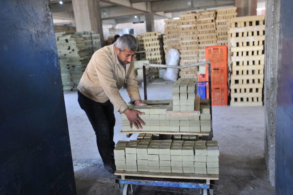 <p>Son dönemlerde vatandaşların doğal ürünlere yöneldiğini aktaran Gül, bu nedenle halk arasında "yeşil sabun" olarak da bilinen "Nizip sabunu"na da ilginin arttığını ifade etti.</p>