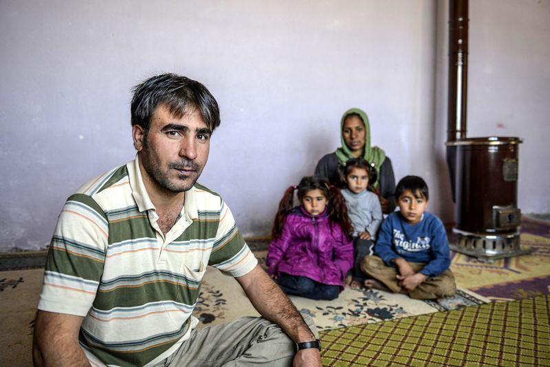 <p>Ülkelerindeki iç savaştan kaçarak Türkiye'ye sığınan Suriyeli sığınmacıları kış hazırlığı telaşı sardı.</p>

