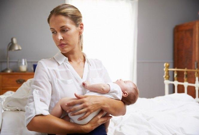 <p>Doğum sonrası depresyon durumu ortaya çıktığında istirahat ederek,<strong> bebek uyuduğunda uyuyarak, aile bireyleri ya da arkadaşlardan yardım alarak, her gün düzenli duş alıp giyinerek, dışarı çıkıp yürüyüş yaparak ve rahatlamak ihtiyacı duyulduğu zamanlarda çocuğu bir başkasına kısa süreli de olsa bırakarak rahatlamaya</strong> çalışılmalıdır. </p>
