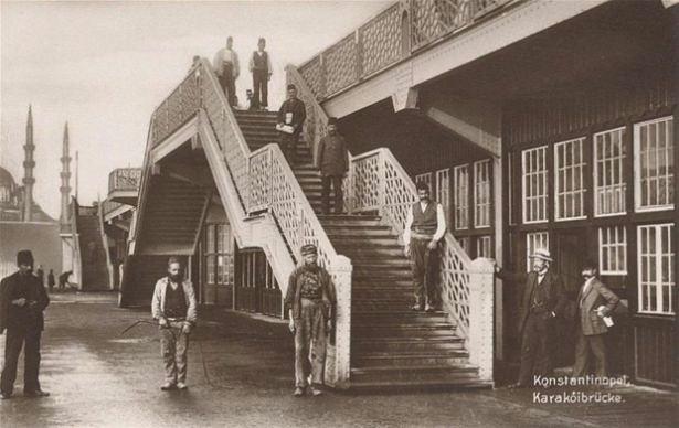 <p>Alman firması tarafından 1912 yılında inşa edilen Eski Galata Köprüsü'nün ilk günlerinde çekilen bir fotoğraf. </p>
