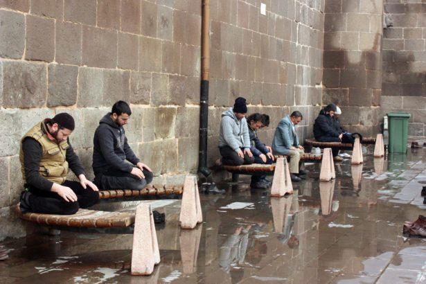 <p>Kayseri Merkez Hudut camiinde cuma namazına giden vatandaşlar caminin dolması nedeniyle avluda boş bulduğu bank &uuml;zerinde ibadetini yerine getirmek durumunda kaldı.</p>
