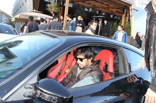 Durumu çokta önemsemeyen ünlü futbolcu "Olsun olsun yaptırırız önemli birşey değil. Kardeşlerimin canı sağolsun" dedikten sonra mekanı terk etti.