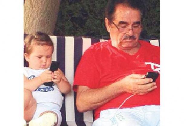 <p>10 Kasım'da diğer ünlü isimlerden gelen diğer ilgi gören mesajlar ise şu şekilde oldu:</p>