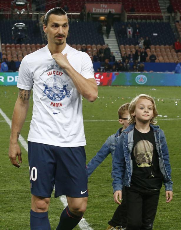 <p>Muhabir: " Ajax'ın 9 maçta 9 puan kaybedebileceğini düşünüyor musun?" Zlatan: "Hesaplarıma göre Ajax 3 maçta da 9 puan kaybedebilir."</p>
<p> </p>
