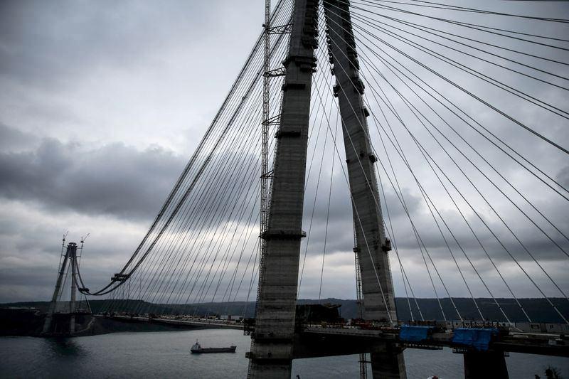 <p>Ana kablo demetlerinin çekim ve sıkıştırma işi tamamlanırken, kablo bileziklerinin montajı devam ediyor.</p>

<p> </p>
