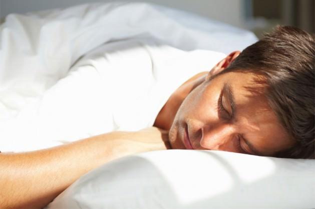 <p><span><strong>Zihninizi okuyan yastık</strong><br /> G&uuml;&ccedil;l&uuml; bir şekerleme yapmak pillerinizin yeniden dolması, kendinizi yeniden enerjik hissetmeniz i&ccedil;in en iyi yoldur. Fakat &ouml;ğleden sonra &ccedil;ok fazla uyumak ise kendinizi daha fazla sersemlemiş hissetmenize neden olabilir. Bu nedenle Sony'nin yeni akıllı yastığını deneyin. Yastığın y&uuml;zeyine yerleştirilmiş olan bir elektrot siz uyurken başınıza dayanıyor ve beyin dalgalarınızı (n&ouml;ral aktivitenizdeki ritimleri) izliyor. Uykunun farklı aşamaları farklı beyin dalgası frekanslarıyla ilişkilendirilmiş. &Ouml;rneğin, r&uuml;ya g&ouml;rd&uuml;ğ&uuml;m&uuml;z REM uykusu hızlı alfa beyin dalgalarıyla belirlenmiştir.</span></p>