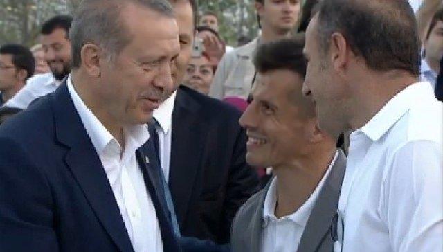 <p>VATAN İÇİN HER ŞEYİ SEVE SEVE YAPARIZ<br />
<br />
Yenikapı'daki tarihe geçen mitinge katılanlar arasında Başkan Yıldırım Demirören ve Fatih Terim'in yanı sıra Kulüpler Birliği Vakfı Başkanı Gökbel Gümüşdağ, Galatasaray Başkanı Dursun Özbek, Trabzonspor Başkanı Muharrem Usta, Başakşehir Kulübü Teknik Direktörü Abdullah Avcı, Eskişehirspor Teknik Direktörü Alpay Özalan, Trabzonspor'un eski yıldızı Fatih Tekke, Yenikapı'daki mitingde yer aldı. ..</p>