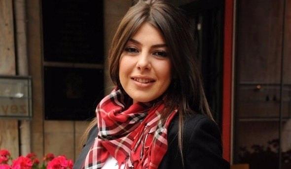 <p>İçerde'de Yeşim karakterini canlandıran Gözde Kansu'nun Twitter hesabında Akın Işık rolünde Şener Şen'in oynayacağını ima etmesi dizinin hayranlarını sevince boğdu.</p>
