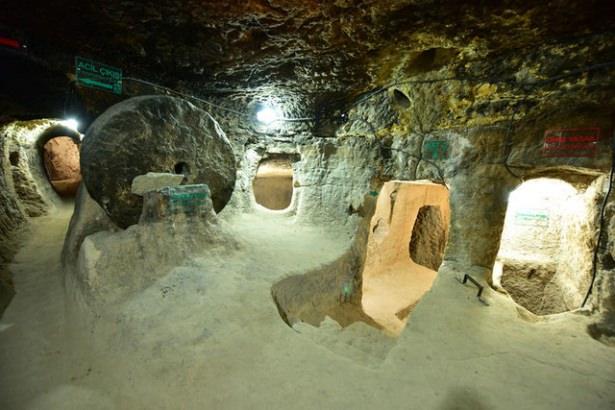 <p>Kapadokya'da turizme açılması amacıyla başlatılan çalışmaların tamamlandığı Aziz Mercurius yer altı şehri, kilisesi, toplu mezarı ve sürgü taşlarıyla dikkati çekiyor.</p>
<p> </p>