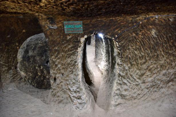 <p>Saratlı beldesindeki Kırkgöz yer altı şehrinin, Kapadokya'da yabancı turistlerin en fazla ilgi gösterdiği mekanlardan biri olduğunu belirten Doğan, "Yılda ortalama 170 bin turistin ziyaret ettiği Kırkgöz yer altı şehrinde yoğunluk yaşanıyor. Bu nedenle beldedeki ikinci yer altı şehri olan Aziz Mercurius'u turizme açmak için çalışma yaptık." dedi.</p>
<p> </p>