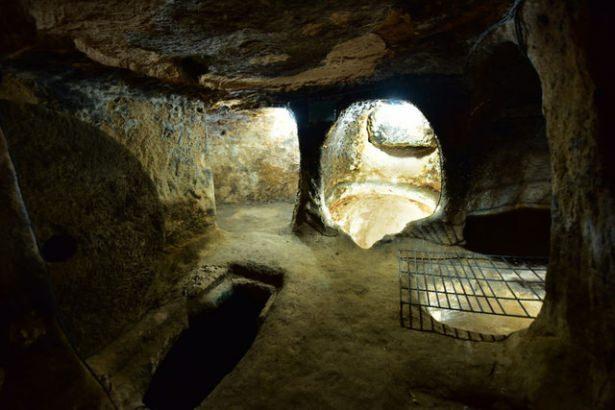 <p>Çalışmaların 2011 sonunda başladığını ifade eden Doğan, "İl Kültür ve Turizm Müdürlüğü, Aksaray Müze Müdürlüğü ve Saratlı Belediyesi'nin birlikte yaptığı çalışmalar neticesinde, 7 katlı yer altı şehrinin 4 katının temizlik, düzenleme ve aydınlatma sistemi tamamlandı. 2016 yılı itibarıyla yer altı şehrimiz ziyarete hazır hale getirildi." diye konuştu.</p>
<p> </p>