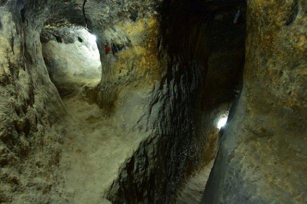 <p>Doğan, Aziz Mercurius'un Kapadokya'daki diğer yer altı şehirlerinden kilise ve güvenlik sistemiyle farklı özelliklere sahip olduğuna dikkati çekerek, şöyle devam etti:</p>
<p> </p>