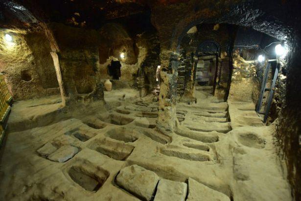 <p>Turist sayısı sürekli artıyor. Sabah ve akşam saatlerinde yer altı şehrinde büyük yoğunluk yaşanıyor. Yoğunluk üzerine Aziz Mercurius yer altı şehrini de ikinci ziyaret alanı olarak turizme hazır hale getirdik. Burası, bölgenin en büyük yer altı şehirlerinden biri. Kilisesi, Hristiyanlığın yasak olduğu milattan sonra 250'li yıllarda Aziz Mercurius döneminde kullanılmıştır.</p>

<p> </p>
