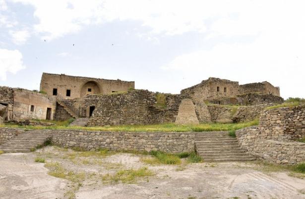 <p>Beldemizin büyük bölümünde yer altı şehirleri var. Biz burada kısmi bir çalışma yaptık. Bu çalışmalarda, içinde kilisesi bulunan, 'Develi Dam' dediğimiz ziyaret yeri olan, 35'in üzerinde sürgü taşının olduğu bu mekanı turizme kazandırdık.</p>

<p> </p>
