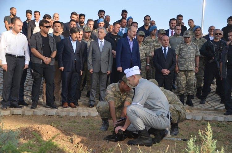 <p>İçişleri Bakanı Süleyman Soylu, beraberinde Hakkari Valisi Cüneyit Orhan Toprak, Jandarma Genel Komutanı Orgeneral Arif Çetin ve protokol üyeleriyle Yüksekova 3. Tümen Komutanlığı'nda bayram namazını kıldı, kurban kestirdi. Soylu daha sonra güvenlik güçleri, vatandaşlar ve sivil toplum kuruluşu temsilcileriyle bayramlaştı.</p>