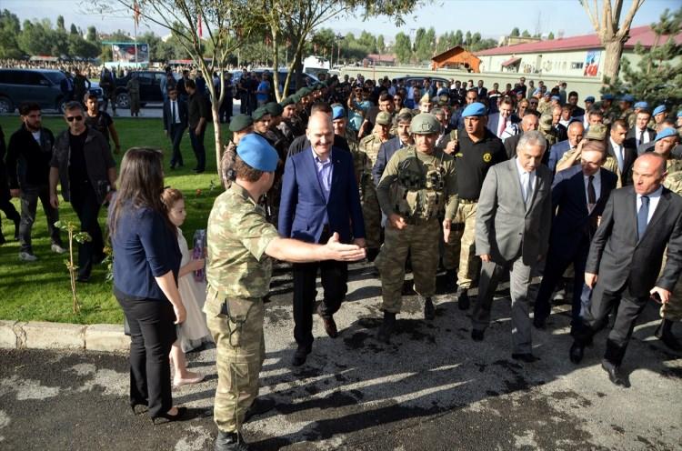 <p>Askerlerle birlikte Yüksekova 3. Tümen Komutanlığında bayram namazını kılan İçişleri Bakanı Süleyman Soylu, "Bu ülke, 21’inci, yüzyılda etrafımızdaki coğrafyanın ve dünyanın parıldayan yıldızı olacaktır" dedi.</p>