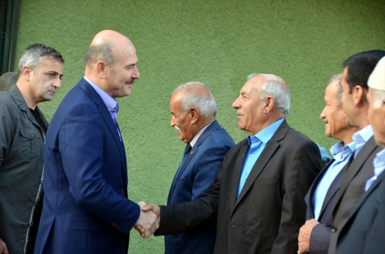 <p>Geceyi Yüksekova’da geçiren İçişleri Bakanı Süleyman Soylu, Hakkari Valisi Cüneyit Orhan Toprak, Jandarma Genel Komutanı Orgeneral Arif Çetin, Van Asayiş Kolordu Komutanı Korgeneral Salih Karataş, 3. Piyade Tümen Komutanı Tuğgeneral Metin Tokel, İl Emniyet Müdürü Süleyman Suvat Dilberoğlu, Yüksekova Kaymakamı Mahmut Kaşıkçı ve askerlerle birlikte Yüksekova 3. Tümen Komutanlığında bayram namazını kıldı, kurban kestirdi. </p>