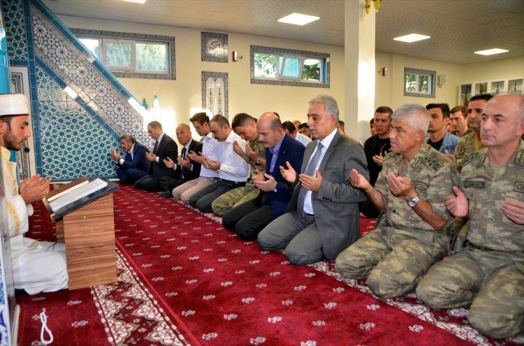 <p> Bakan Soylu, "Burada memleketimiz, milletimiz, tarihimiz, medeniyetimiz, insanlık adına birlik ve beraberliğimiz ve gelecek adına çok önemli bir görevi icra ediyorsunuz. Bilesiniz ki bu güzel vatanın hür kalabilmesi için Ezan-ı </p>