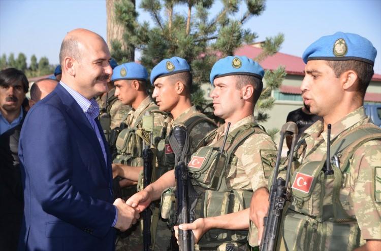 <p>Muhammedi’nin sabahleyin o her taraftan kulaklarımıza gelen Allah-u Ekber nidalarının bu coğrafyada ebediyen göklerde ve semalarda o seslerin eksik olmaması için şu nazlı nazlı dalgalanan al yıldızlı bayrağımızın birliğimizin, beraberliğimizin, kardeşliğimizin, hürriyetimizin o anlamını ebediyen bize anlatabilmesi için sadece 80 milyonun duası değil, bu güzel yurdumuzda cennet vatanımızda ayakta kalmamızdan kuvvet bulan milyonlarca, milyarlarca insanın duası da bizimle ve sizinle beraberdir biz buna inanıyoruz" dedi.</p>