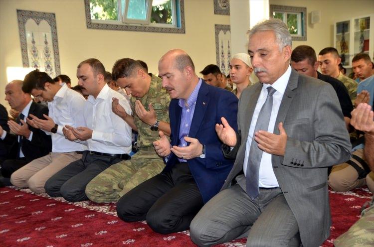 <p><strong>"Allah’a hamdolsun ki bugün dimdik ayaktayız"</strong></p>
<p> </p>
<p>Memleketin 780 bin kilometrekaresinde vatandaşların rahat bir şekilde yaşayabilmeleri için şehit ve gazilere şükranlarını ifade eden Soylu,</p>