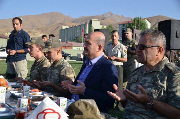 <p>Çok badirelerden geçtik. Allah’a hamdolsun ki bugün dimdik ayaktayız. Güçlüyüz ve kuvvetliyiz.</p>
