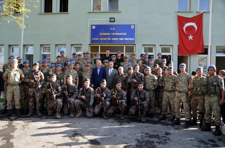 <p>Bugün ülkemizin her tarafında bu ülkeyi muhafaza etmek için çaba sarf eden askerimize, polisimize, jandarmamıza, korucumuza, her birine ayrı ayrı şükranlarımızı ifade ediyoruz.</p>