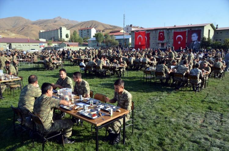 <p>Bakan Soylu konuşmasının ardından helikopterle Şemdinli ilçesine bağlı Aktütün köyünde bulunan Beşinci Hudut Tabur Komutanlığına geçti.</p>