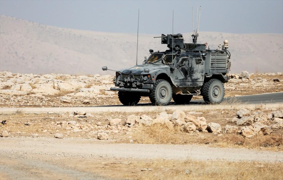 <p>&nbsp;Koalisyon g&uuml;&ccedil;lerine ait u&ccedil;akların Ninova ovasındaki Bartella kasabasına d&uuml;zenlediği hava operasyonları sebebiyle, b&ouml;lgedeki DEAŞ unsurları petrol ve lastik yakarak pilotları engellemeye &ccedil;alıştı. Yakılan petrol nedeniyle kasabadan dumanlar y&uuml;kseldi.</p>

<p>&nbsp;</p>
