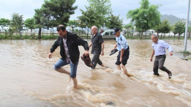 <p>Dalgaların etkisi ile Karadeniz Sahil Yolu Giresun şehiri&ccedil;i ge&ccedil;işi Liman mevkiinde yaklaşık 1 km&rsquo;lik alan sular altında kalırken, Karadeniz Sahil Yolu ulaşıma kapandı.</p>

<p>&nbsp;</p>
