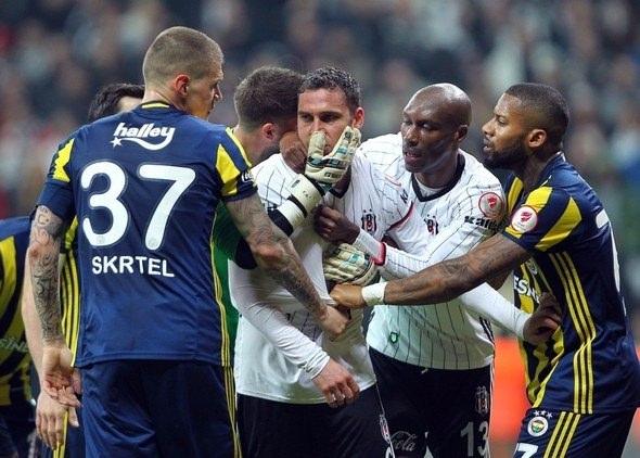 <p><strong>BU KADAR YAKINSINIZ MADEM... </strong></p>

<p>Oğuzhan ile van Persie'nin arkadaşlıklarından banane. Ben oyunun sıhhati açısından diyorum... Bu kadar yakınsınız madem Oğuzhan gidip 'Ya Robin napıyorsun' diyemez miydi? Beşiktaşlı oyuncular bir mağduriyetten bahsediyor, provoke ediyorlar diyorsun. Sakin ol o zaman. Anlamadığım şey bu.</p>
