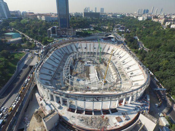 <p>Vodafone Arena'nın açılış tarihiyle ilgili bilgi vermekten kaçınan Beşiktaş yönetiminin, sezonun en geç 2. yarısına stadı yetiştirmeyi planlıyor.</p>