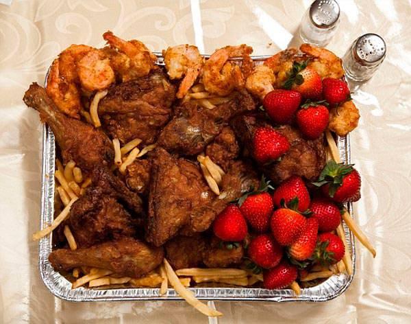 <p>John Wayne Gacy, son yemeğinde 12 kızarmış karides, bir kova orijinal KFC tavuğu, patates kızartması ve çilek istedi.</p>
