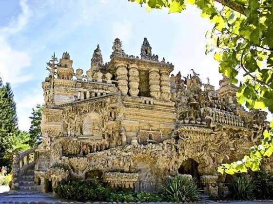 Ferdinand Cheval, 1836-1924 yılları arasında Fransa'da yaşayan ve hayatının 33 yılını bu binayı yapmakla ge&ccedil;iren bir posta dağıtıcısı... Bina ise sıradışı mimarinin &ouml;rneği olarak kabul edilmektedir.