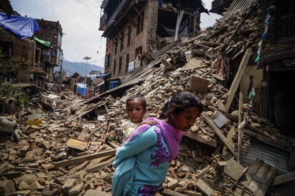 <p>Nepal'de yaşanan 7.3'lük ikinci şiddetli depremin ardından Sankhu kentinde halk yaralarını sarmaya çalıştı.</p>
