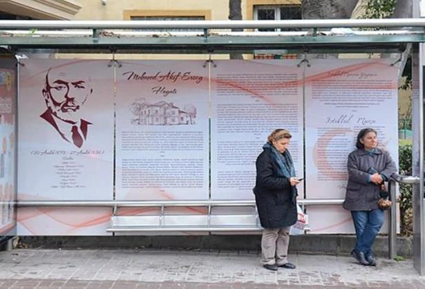 <p><strong>Mehmet Akif Ersoy</strong></p>

<p>Mehmet Akif Ersoy'un hayat hikayesinin ve İstiklal Marşı'nın yer aldığı afiş Fatih ilçesinde bir durakta yer aldı.</p>
