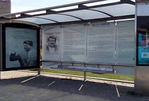 <p><strong>Turgut Özal</strong></p>

<p>Vefatının 22. yıl dönümü anısına Topkapı Anıt mezarlarının çevresindeki otobüs duraklarına Turgut Özal fotoğrafları ve hayat hikayesi yer alan afişler asıldı.</p>
