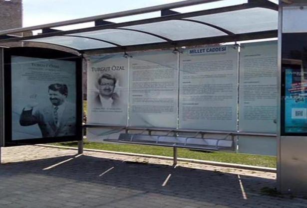 <p><strong>Turgut Özal</strong></p>
<p>Vefatının 22. yıl dönümü anısına Topkapı Anıt mezarlarının çevresindeki otobüs duraklarına Turgut Özal fotoğrafları ve hayat hikayesi yer alan afişler asıldı.</p>