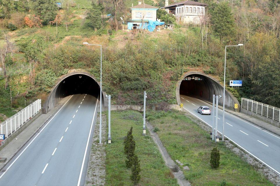 <p>Karadeniz Sahil Yolu Projesi kapsamında Rize'nin İyidere ve Pazar ilçelerinde inşa edilen çift tüp tünellerin doğa ile bütünleşmesi, ilgi çekiyor.</p>