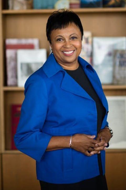 <p><strong>Carla Hayden</strong></p>

<p>Kongre Kütüphanecisi olan ilk kadın ve ilk Afrikalı Amerikalı kişi. </p>
