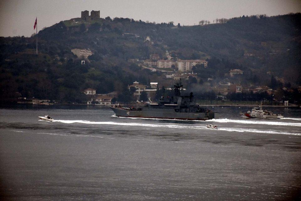 <div>Rusya donanmasına ait savaş gemisi İstanbul Boğazı'ndan geçti. 142 borda numaralı "Novocherkassk" isimli savaş gemisi sabah Marmara Denizi'nden boğaza girdi. Geçiş sırasında, havadan, karadan ve denizden önlem alındı.</div>

<div> </div>
